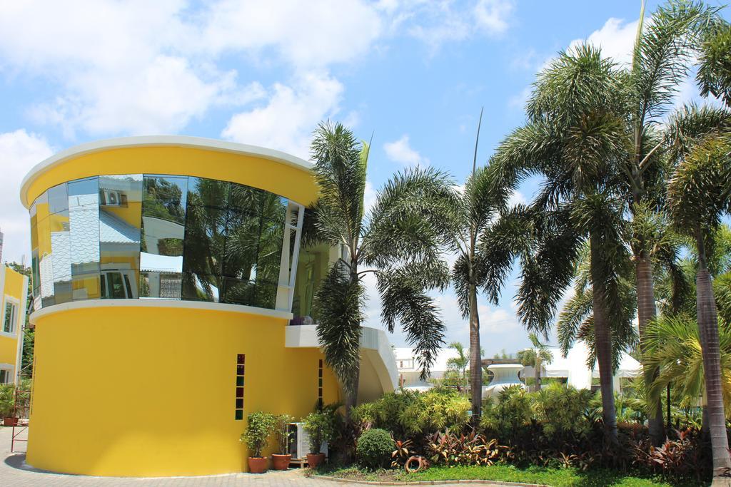 Metro Vigan Fiesta Garden Hotel Екстериор снимка