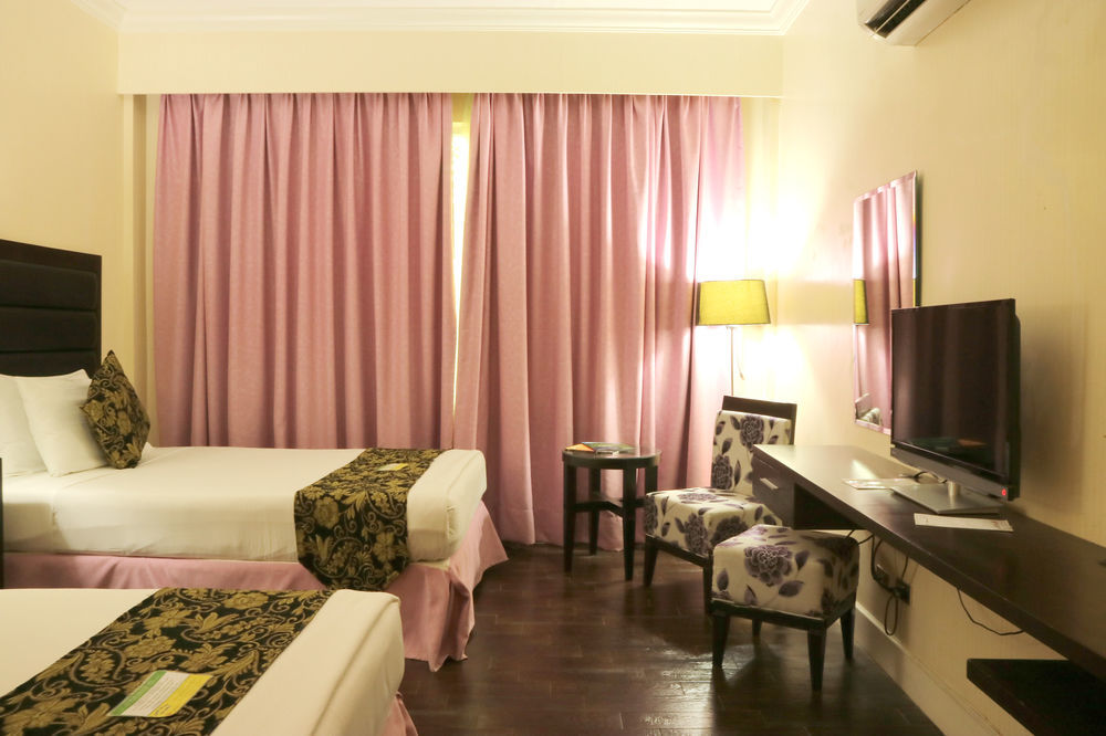 Metro Vigan Fiesta Garden Hotel Екстериор снимка